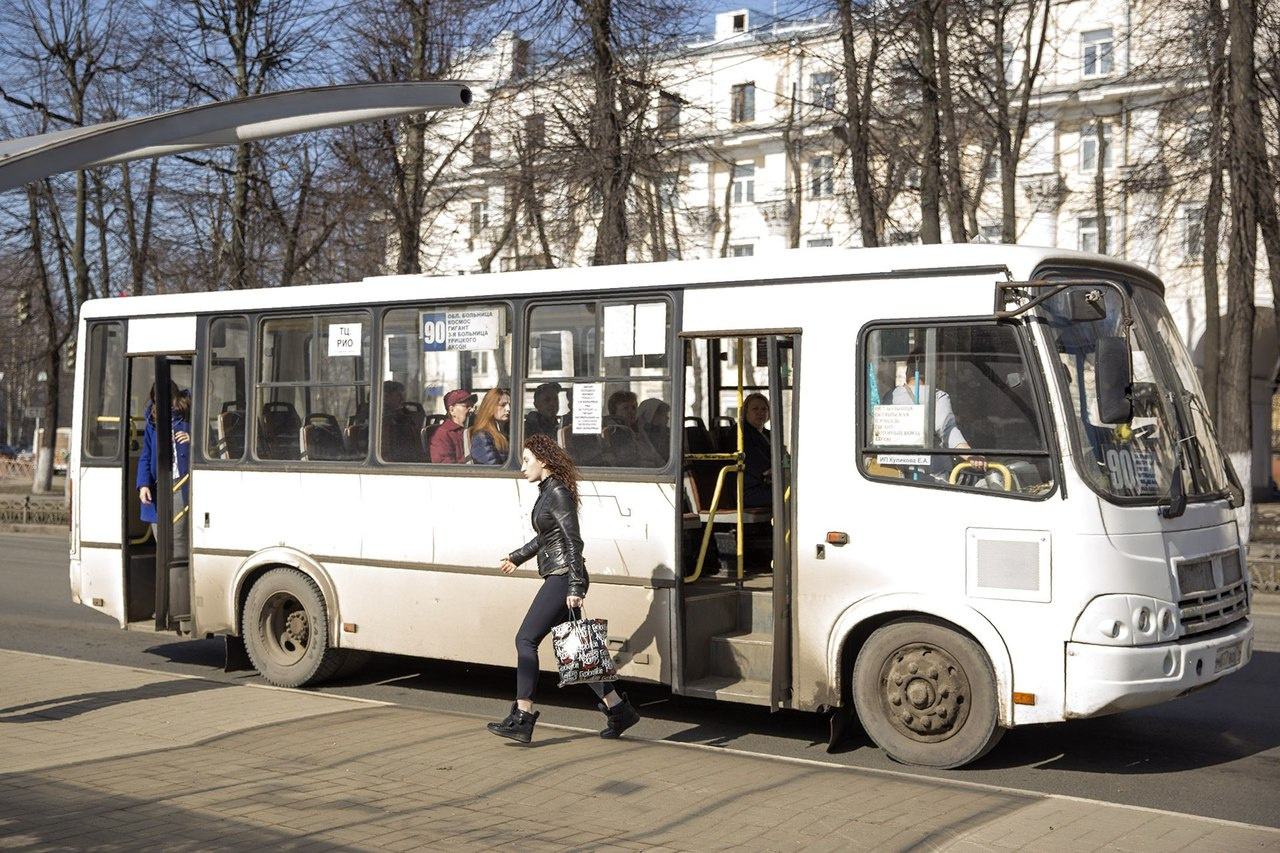 Мэр пугает перевозчиков, что будет снимать старые автобусы с маршрутов. Но они пока спокойно ездят