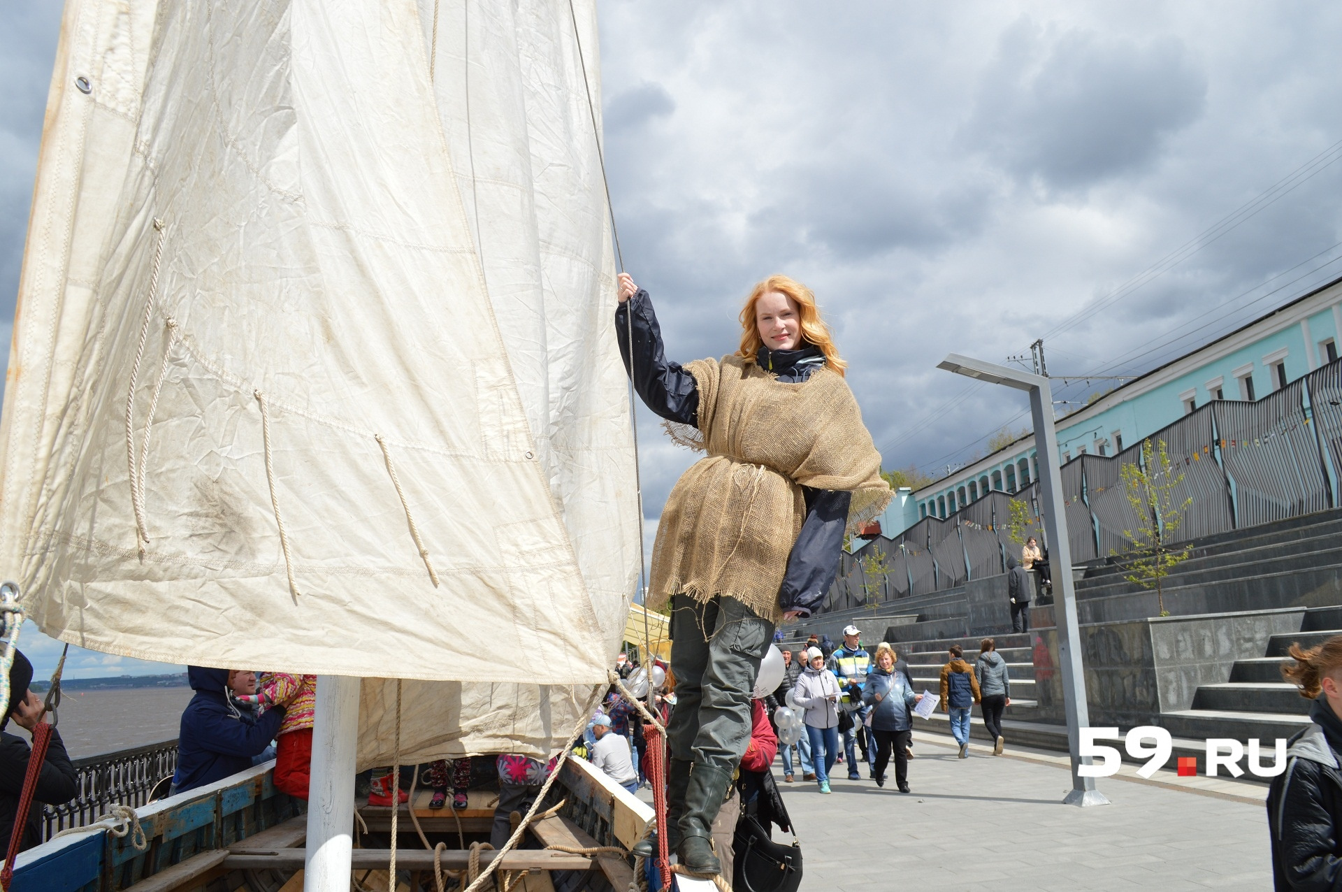 На входе стояла большая парусная лодка На входе стояла большая парусная лодка