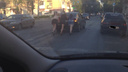 Завести ВАЗ: три дамы толкали «Приору», заглохшую посреди дороги