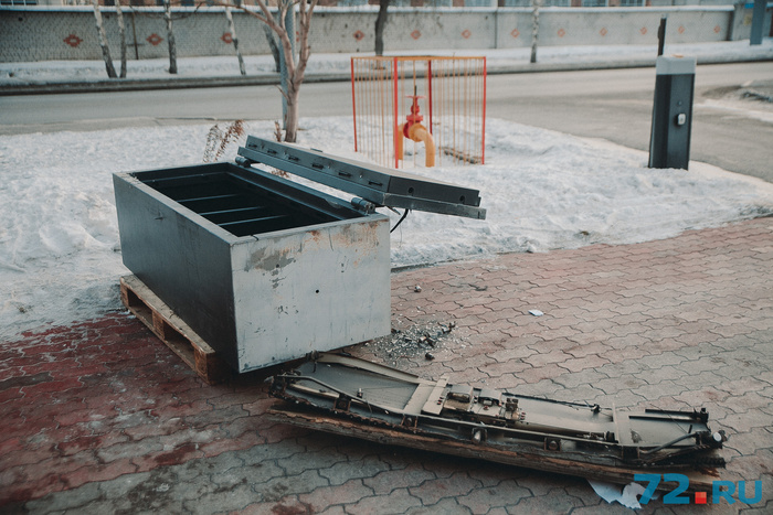 У головного отделения СБРР на улице Клары Цеткин 61\1 лежит вскрытый огромный металлический сейф
