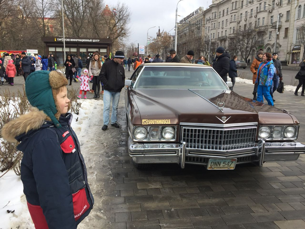 Остановились автомобили перед парком им. Горького