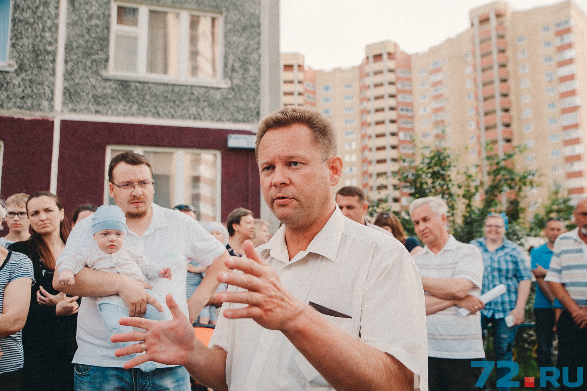 Владислав Черкашин доходчиво объяснил жильцам: панику развели они зря и двор превращать в транзитную магистраль никто не собирается Владислав Черкашин доходчиво объяснил жильцам: панику развели они зря и двор превращать в транзитную магистраль никто не собирается