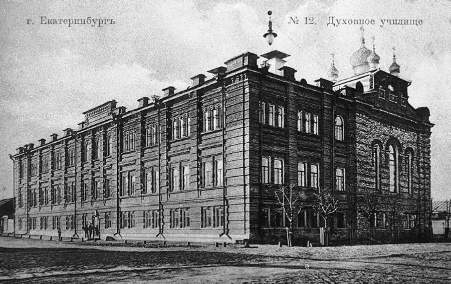 Раньше здесь располагалось духовное училище. Раньше здесь располагалось духовное училище.