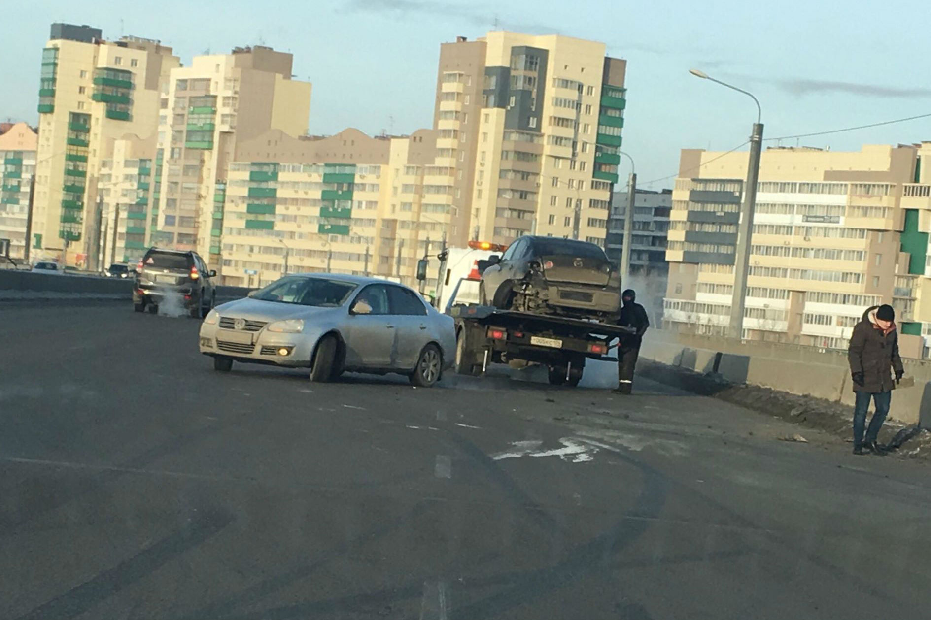 Автомобиль одного из участников аварии увезли на эвакуаторе Автомобиль одного из участников аварии увезли на эвакуаторе