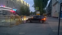 Volkswagen Touareg взял на таран коммунальную траншею в Волгограде
