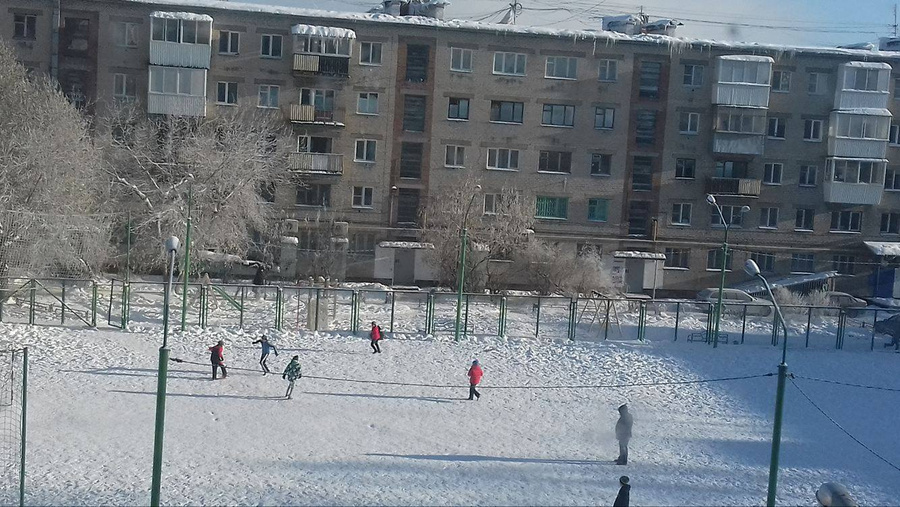 Сразу после мужиков на поле вышли дети. Если завтра вдруг сохранится -30 °С, то в школу могут не идти даже старшеклассники. Но футболу мороз точно не помеха. 