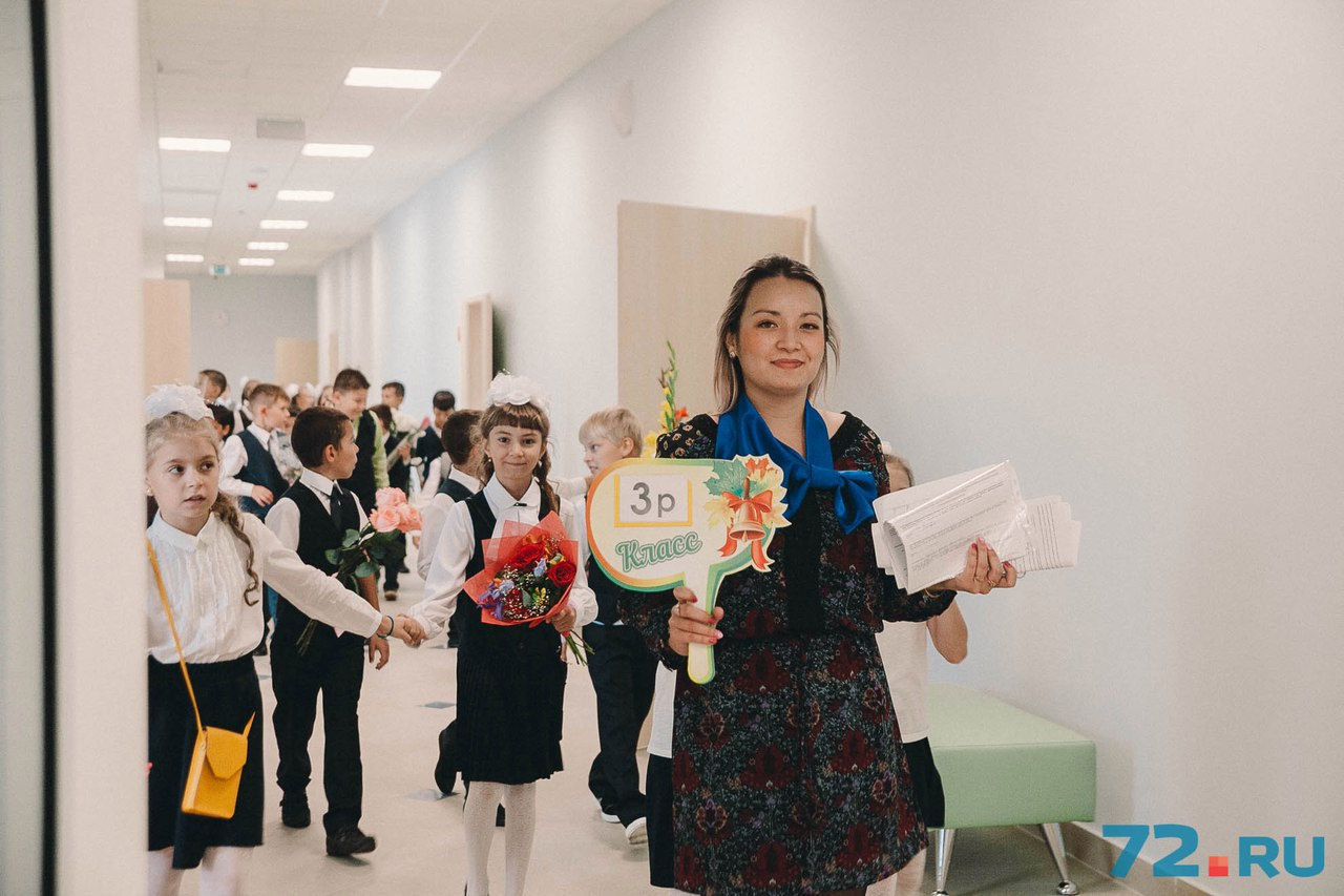 Фатахова Лиана Альбертовна и её 3Р класс идут смотреть свой классный кабинет Фатахова Лиана Альбертовна и её 3Р класс идут смотреть свой классный кабинет