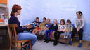 Ростовчанка отказалась от школы и сама учит восьмерых детей