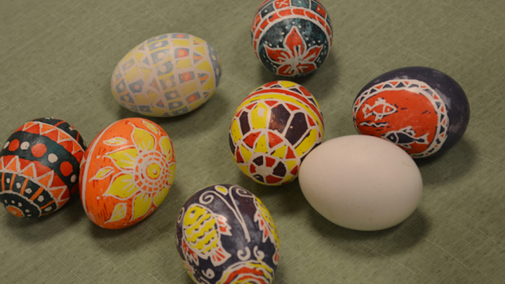 Angry eggs, зайчики и вязаные «фаберже»: выбираем необычные пасхальные символы