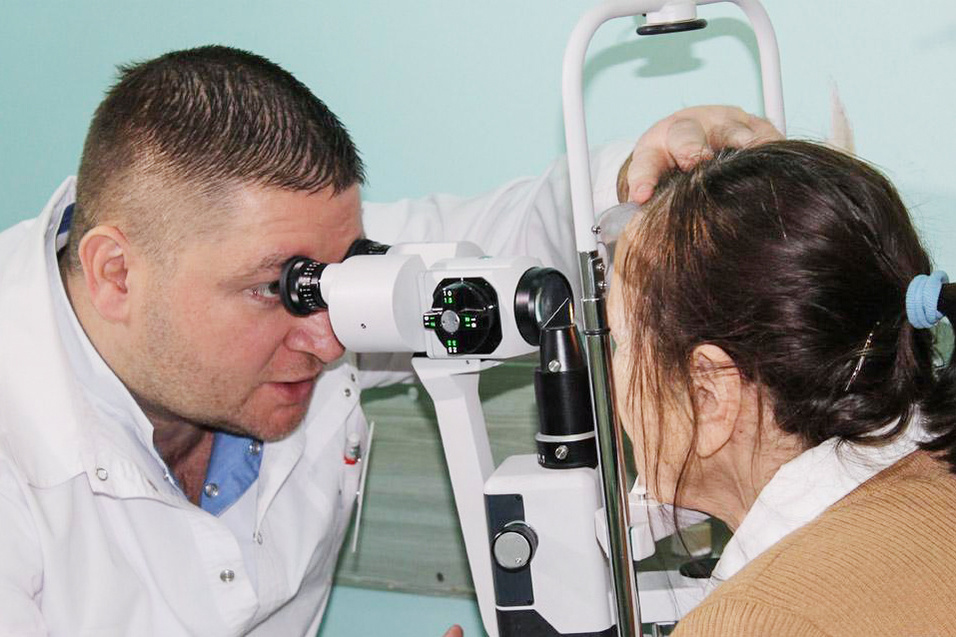 Ежегодно в отделении, которым руководит Андрей Кузнецов, помогают сохранить зрение четырём тысячам южноуральцев
