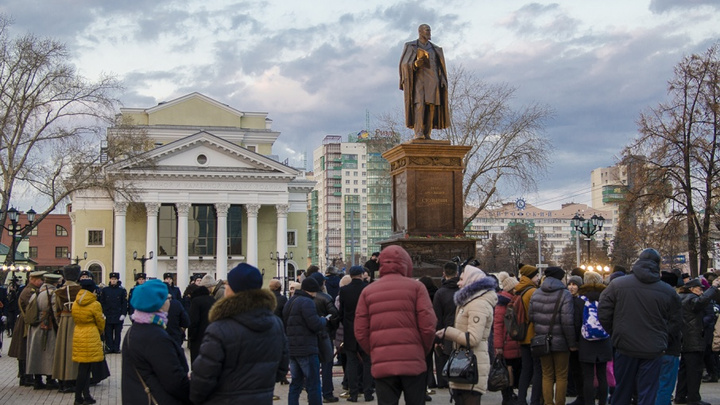 С третьей попытки: в Челябинске открыли памятник премьер-министру