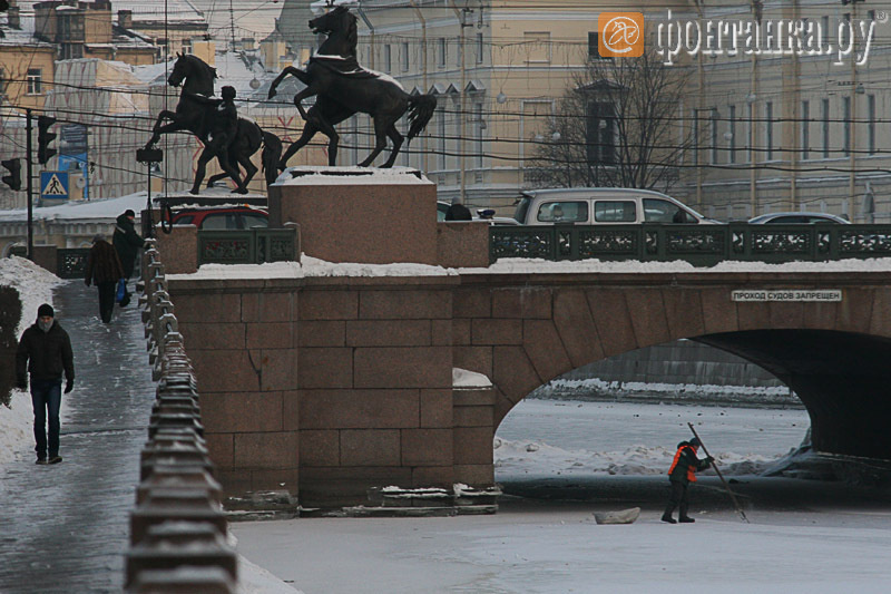 Вслед за улицами от мусора начали убирать и лёд городски рек.