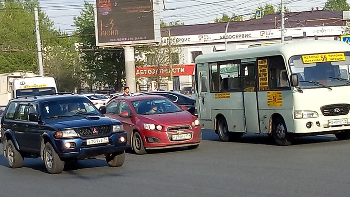 «Гнал, орал, потом врезался»: в Челябинске столкнулись две маршрутки
