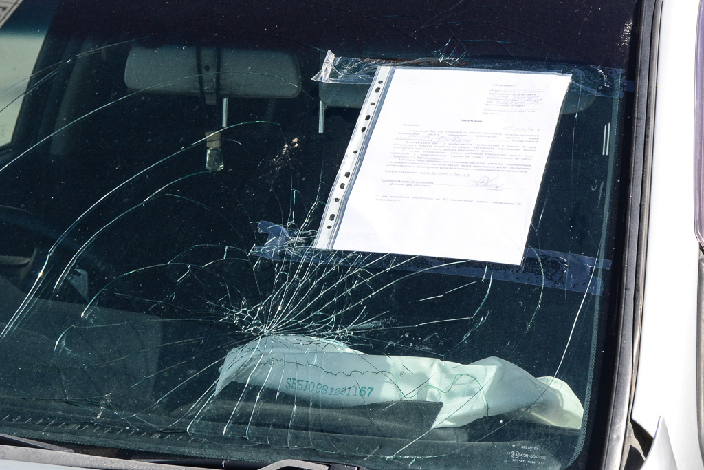 Сработали подушки безопасности, а пассажир (машина праворукая), видимо, разбил головой стекло