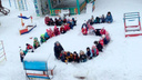 Под Волгоградом малышей из детского сада посадили на колени ради патриотического флешмоба