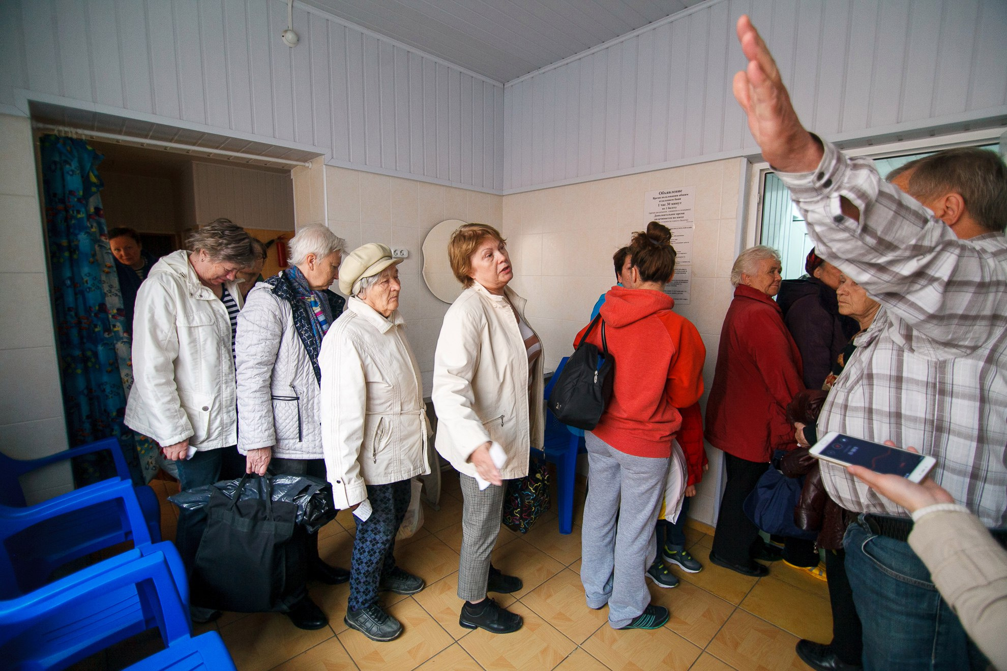 Очередь в баню. Некоторые даже ругались с директором помывочной, требуя пересмотреть график работы заведения — чтобы баня работала с 10.00, а не с 11.00 как сейчас