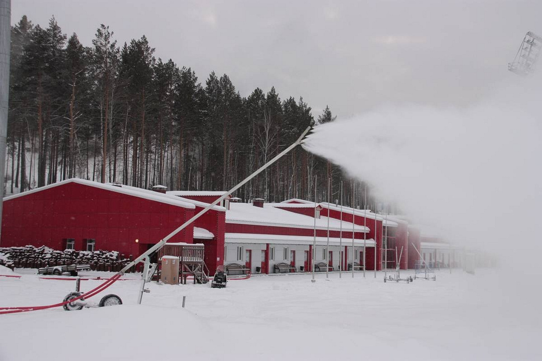 Перед полноценным запуском трассы в «Жемчужине Сибири» проводят оснежнение – перенос снега на трассу с помощью спецтехники