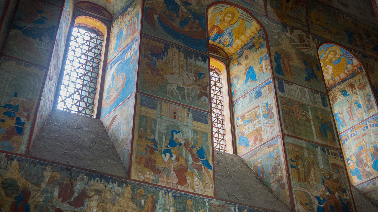 Внутри церковь вся покрыта фресками