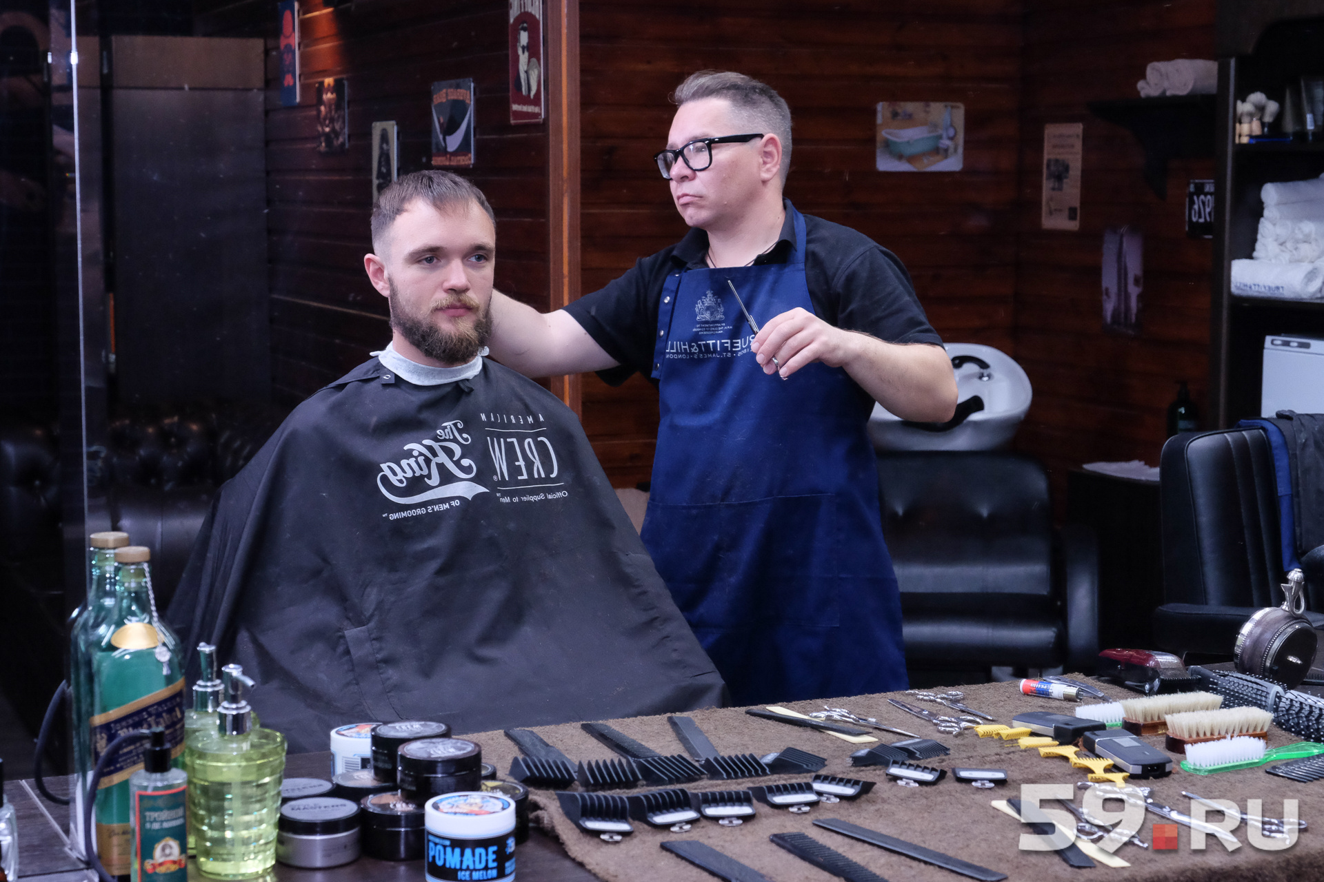 Раньше поход в парикмахерскую для мужчины был особым ритуалом. Барбершопы хотят вернуть эту традицию