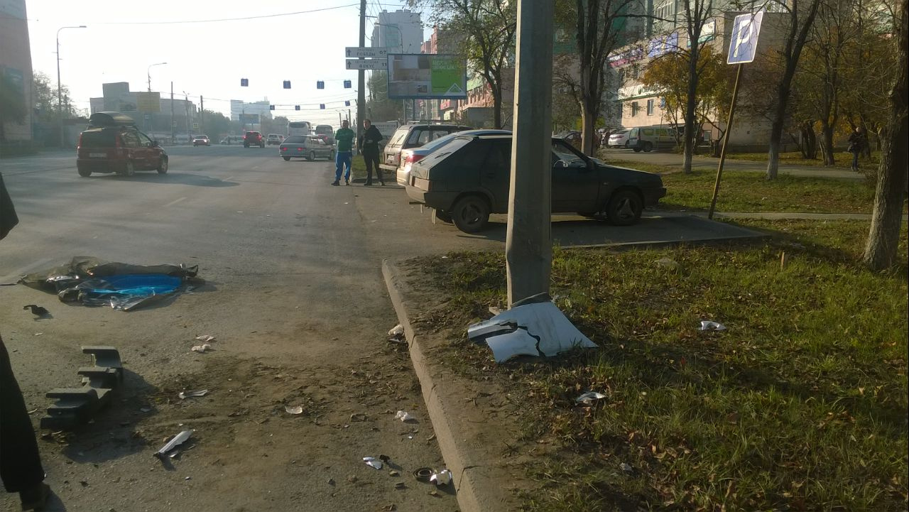 Судя по всему, водитель иномарки врезался в столб Судя по всему, водитель иномарки врезался в столб