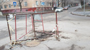 Коммунальщики забыли о ямах и заборах на перекрестке в центр Волгограда