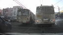 В Челябинске троллейбус задним ходом подбил две машины: странное ДТП попало на видео