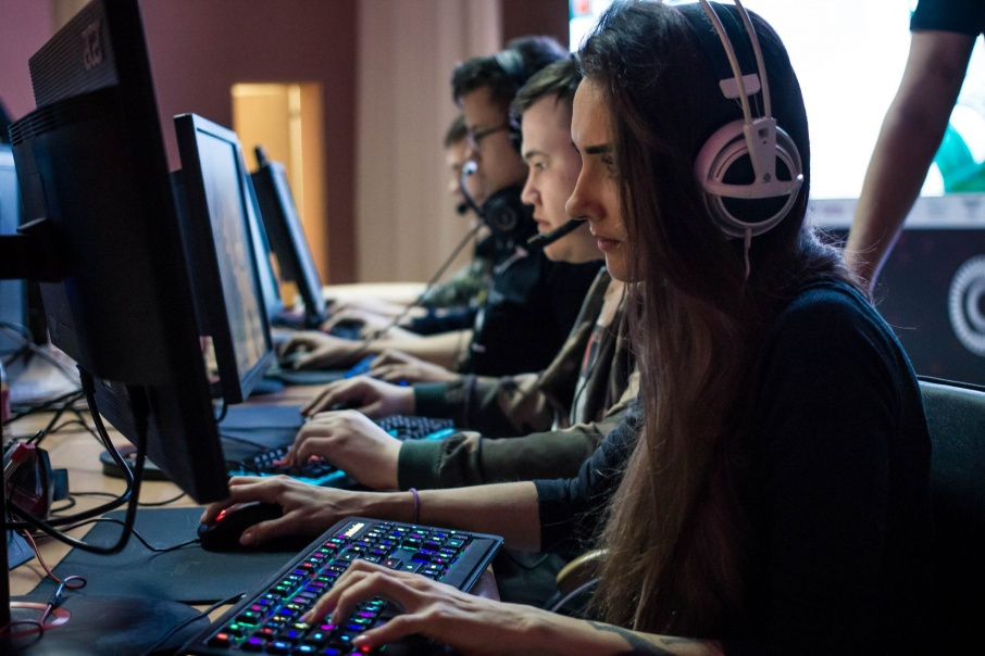 подростки геймеры. подросток геймер. подросток за компьютерной игрой. взаимодействие игрока и видеоигры. мальчик геймер.