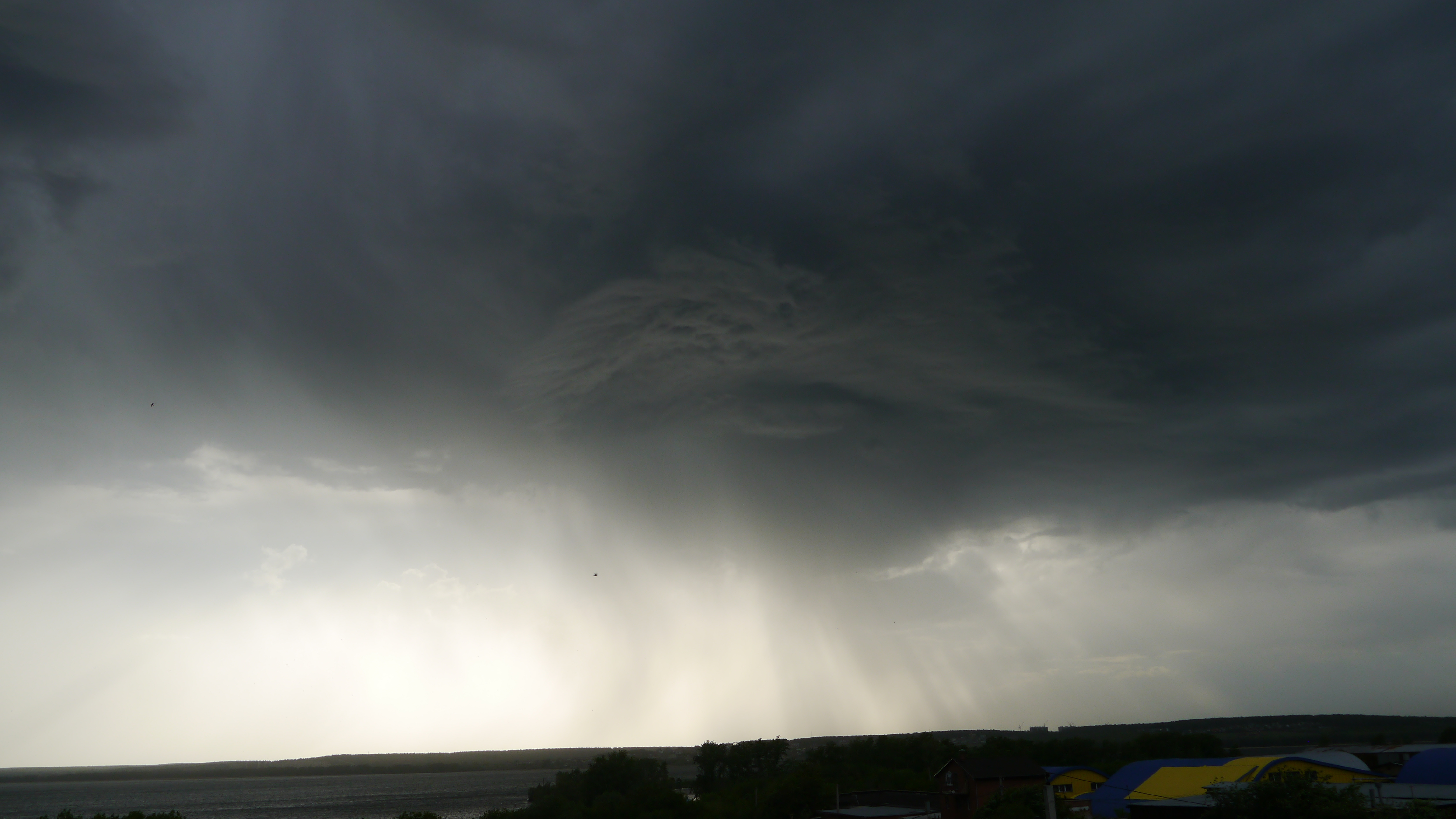 Перед самым началом бури в Челябинске над Шершнями запечатлели страшную тучу