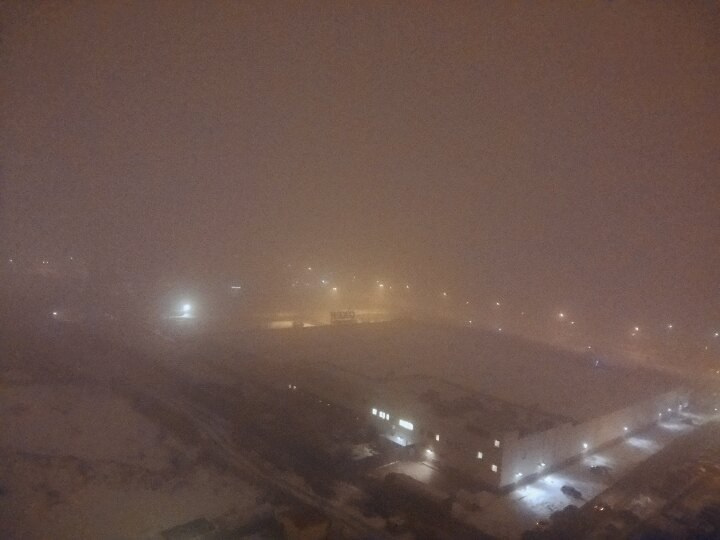 Трубы ТЭЦ-2 на улице Широтной не видно из-за тумана