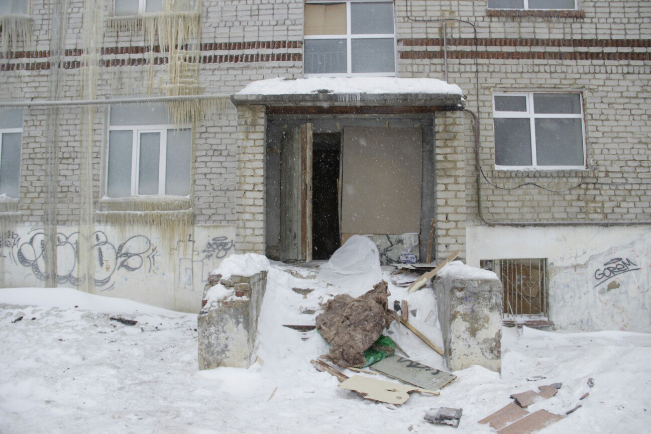 Все общежитие сейчас покрыто сосульками Все общежитие сейчас покрыто сосульками