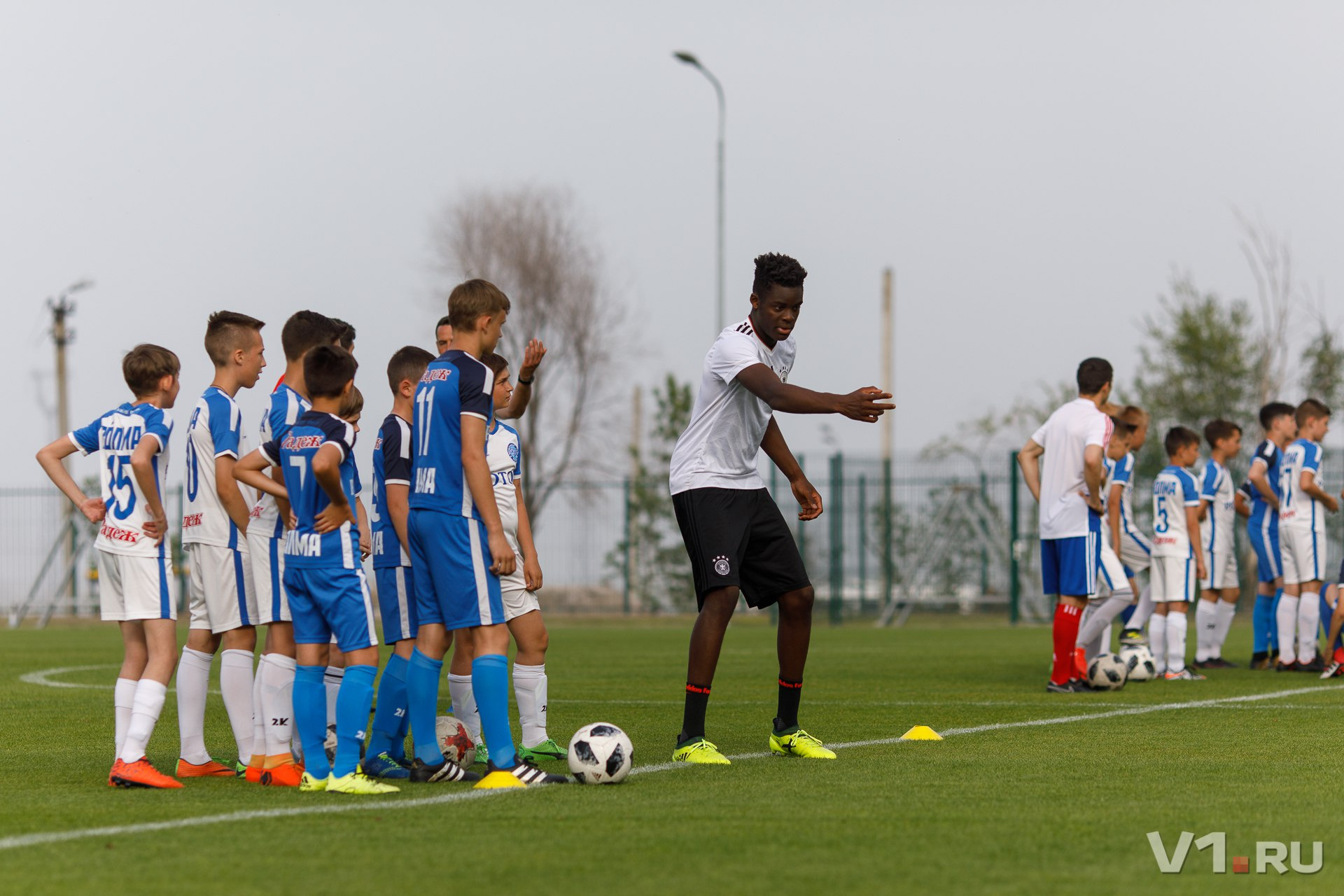 Ян Ауэр обучает юных «роторовцев» мастерству футбола