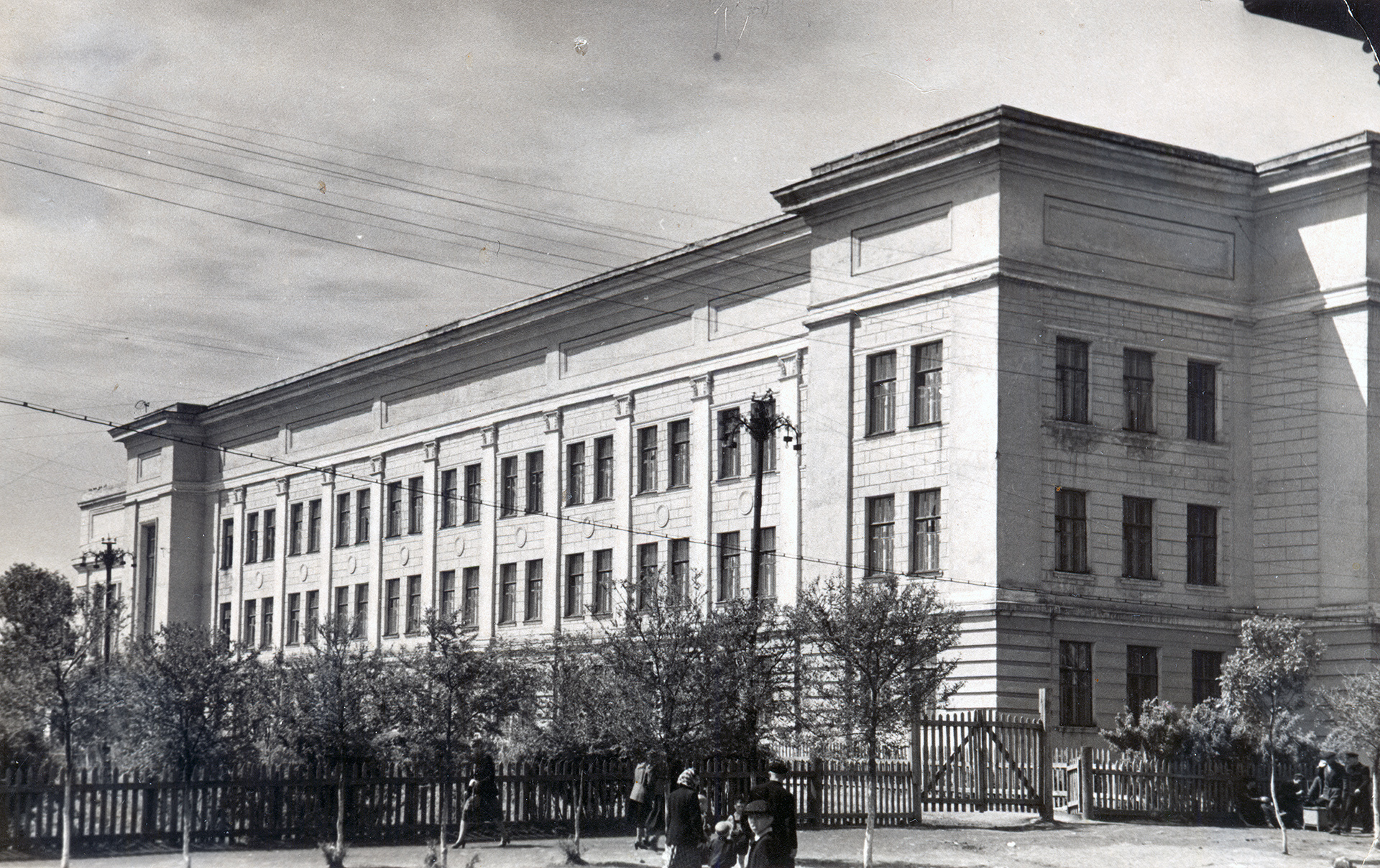 Вторая железнодорожная школа (ул. Овчинникова) была мужской, сейчас это школа № 53.