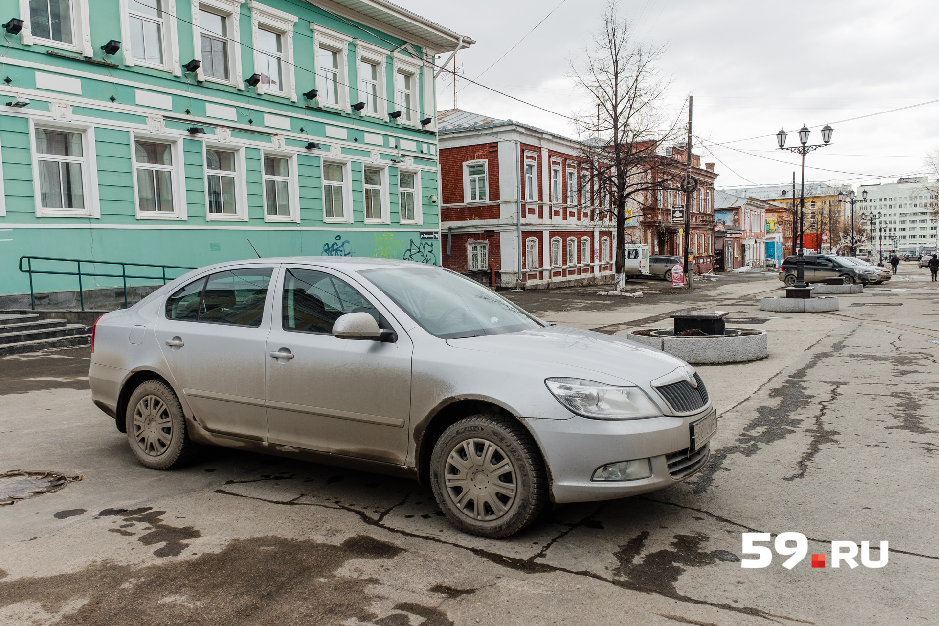 Припаркованные машины на пешеходной улице — сейчас норма Припаркованные машины на пешеходной улице — сейчас норма