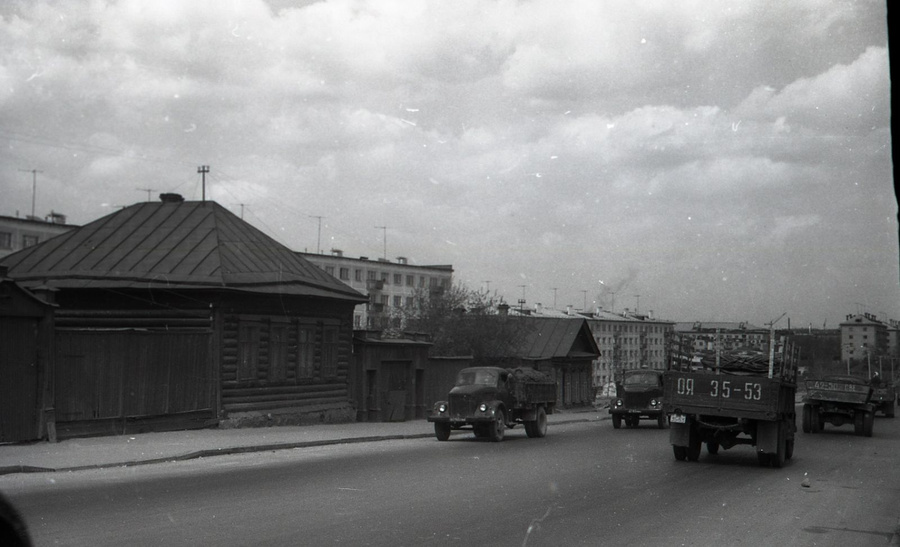 Улица Восточная, 1965 год. Позади деревянных домов виден новый микрорайон "Восточный", один из первых жилых комплексов, построенных в Свердловске в послевоенные годы.
Улица Восточная, 1965 год. Позади деревянных домов виден новый микрорайон "Восточный", один из первых жилых комплексов, построенных в Свердловске в послевоенные годы.