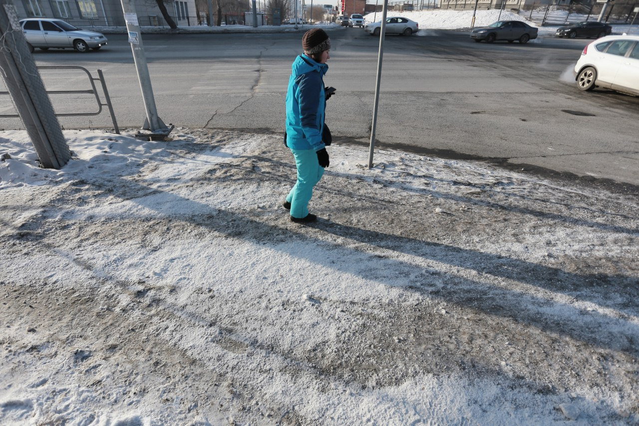 Дорога теперь не скользит, но для обуви вряд ли полезно Дорога теперь не скользит, но для обуви вряд ли полезно