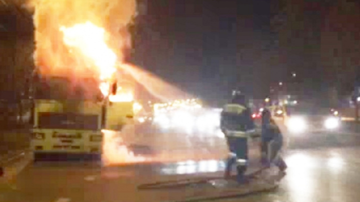 Напротив пожарной части в Челябинске сгорела фура
