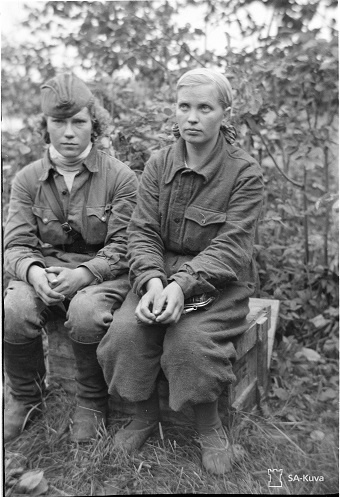 SA-Kuva // Две пленные женщины, вторая из Олонца. Сортавала-Хелюля 8.08. 194