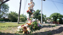 Батайчане несут цветы и игрушки к месту, где погибла первоклассница