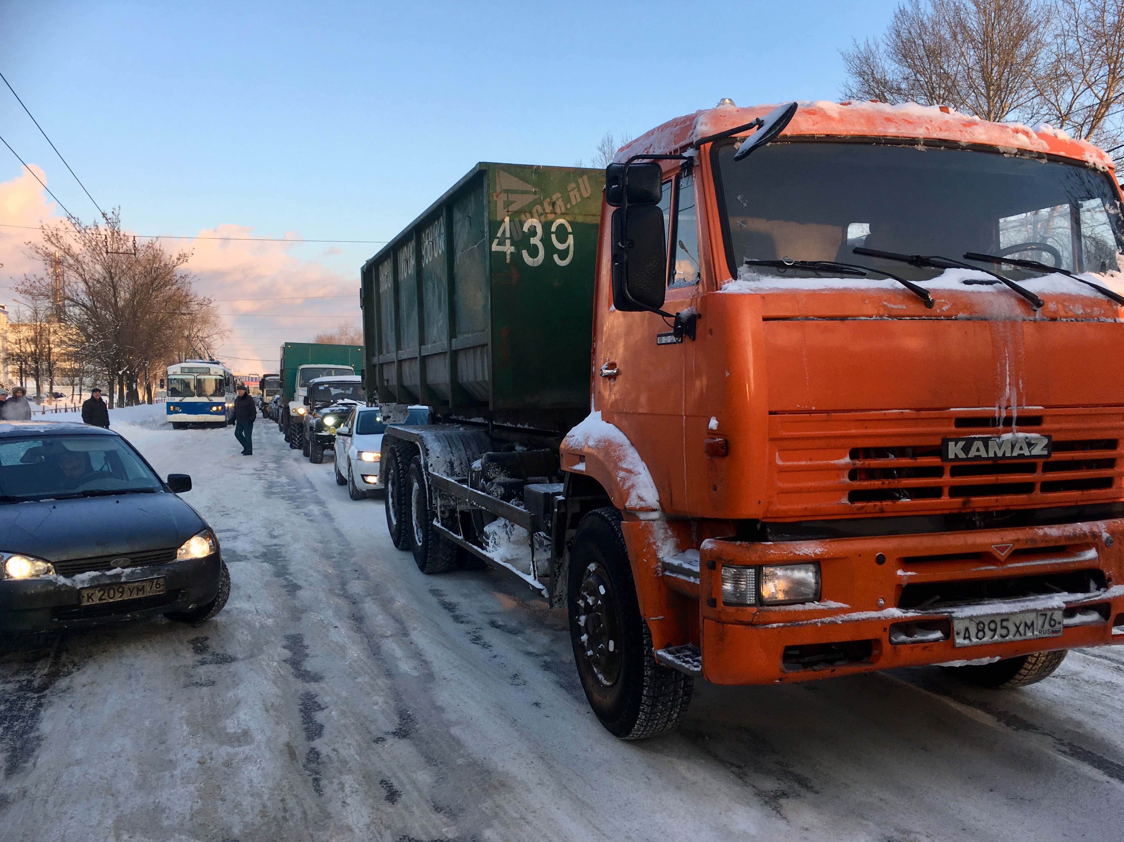 Если бы не пассажиры, то пробка у остановки была бы больше Если бы не пассажиры, то пробка у остановки была бы больше