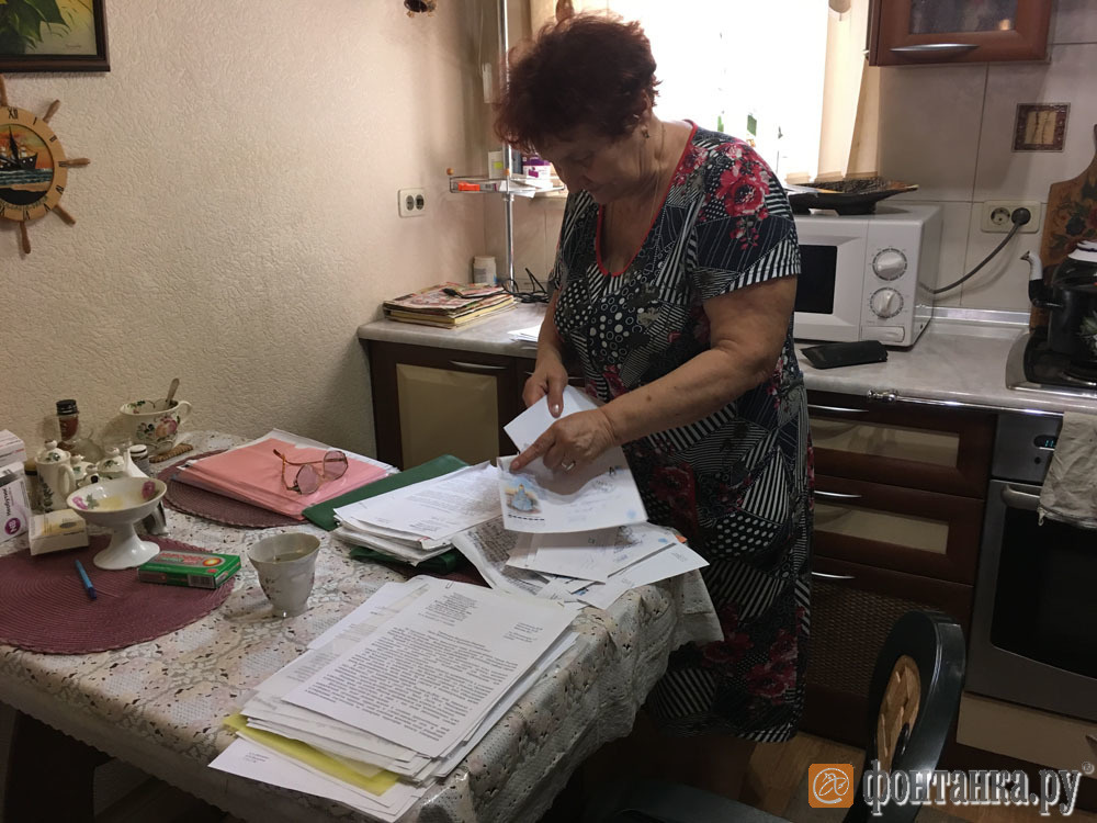 Нина Решетник с пачками писем