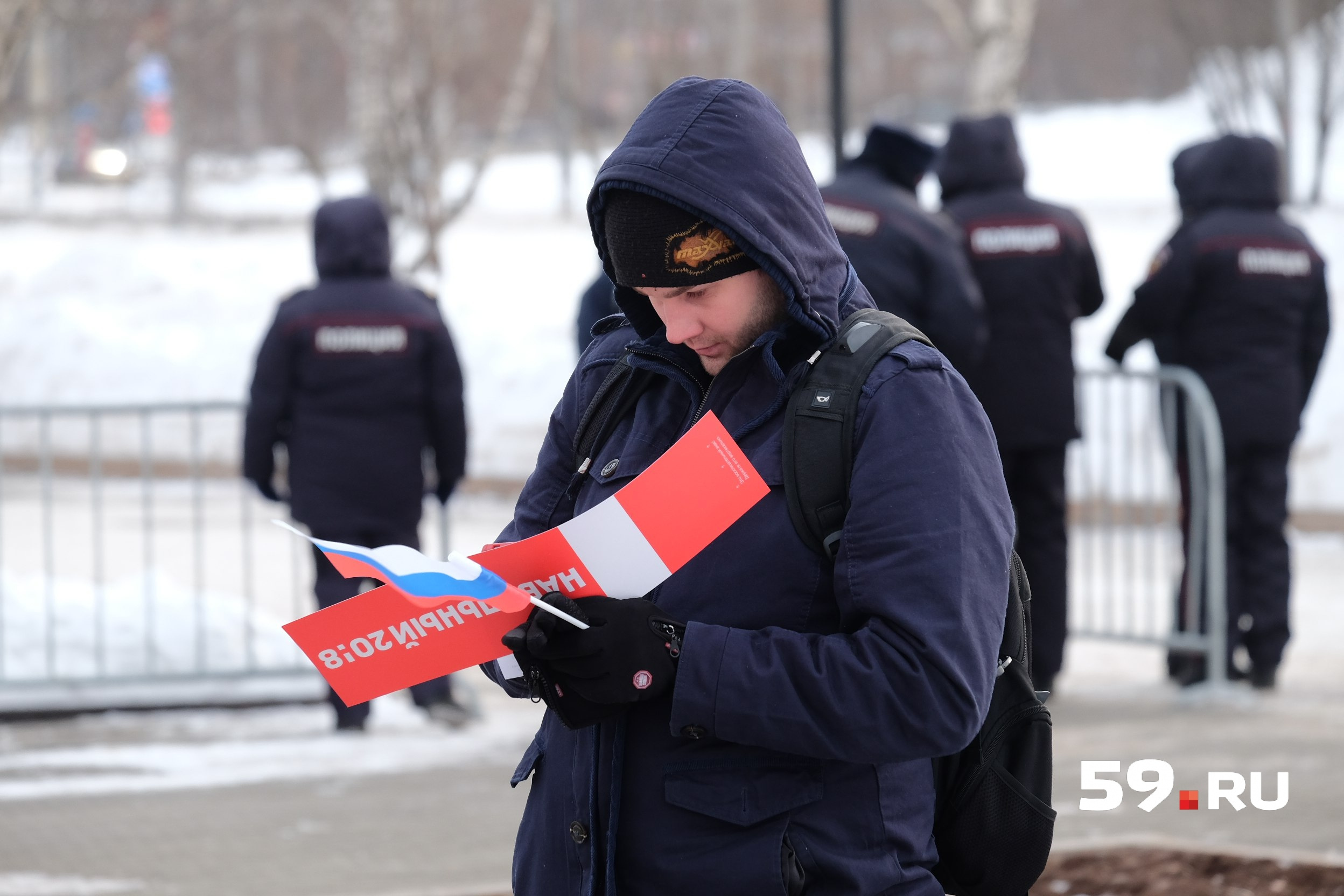 Пермякам раздают листовки с символикой сторонников Навального