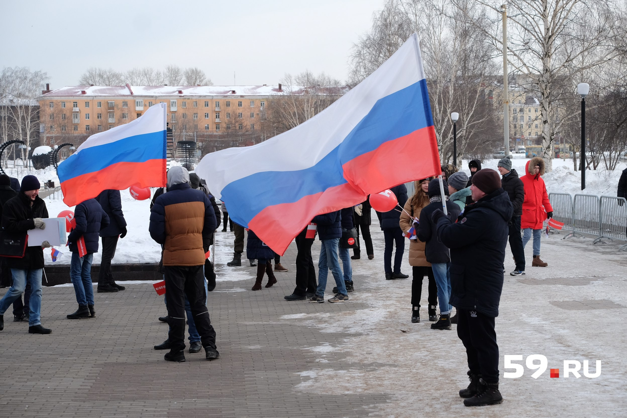 Многие участники принесли с собой российские флаги