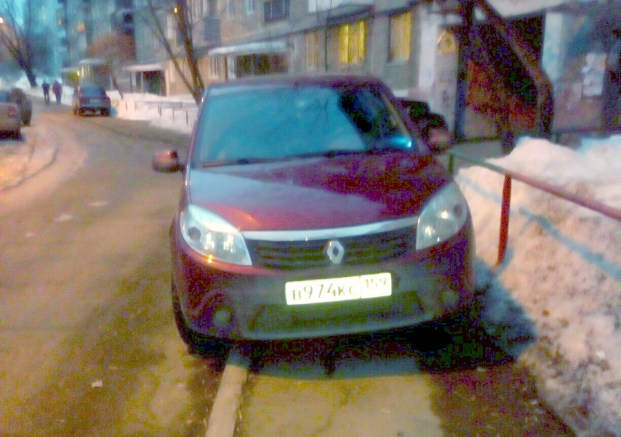 Водитель оставил автомобиль на ночь на пешеходном тротуаре во дворе дома Водитель оставил автомобиль на ночь на пешеходном тротуаре во дворе дома
