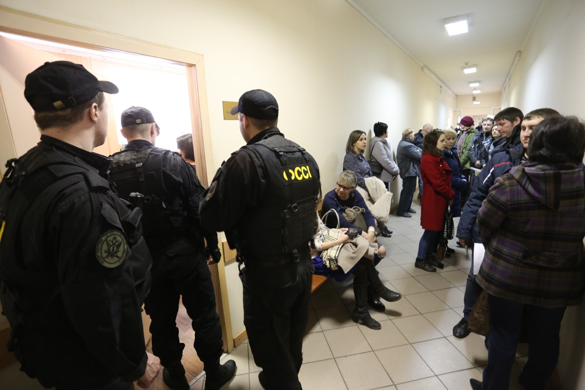 Десятки дольщиков не попали в зал и остались ждать своей очереди в коридоре