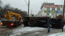 Занесло на заснеженной дороге: на проспекте Масленникова перевернулся грузовик