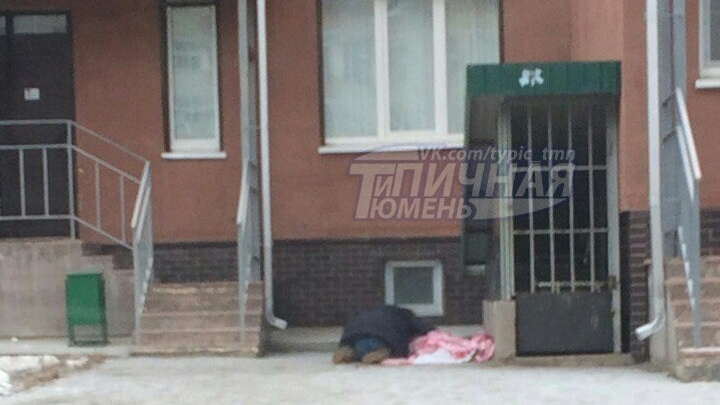Утром из многоэтажки на улице Николая Зелинского выпал молодой человек