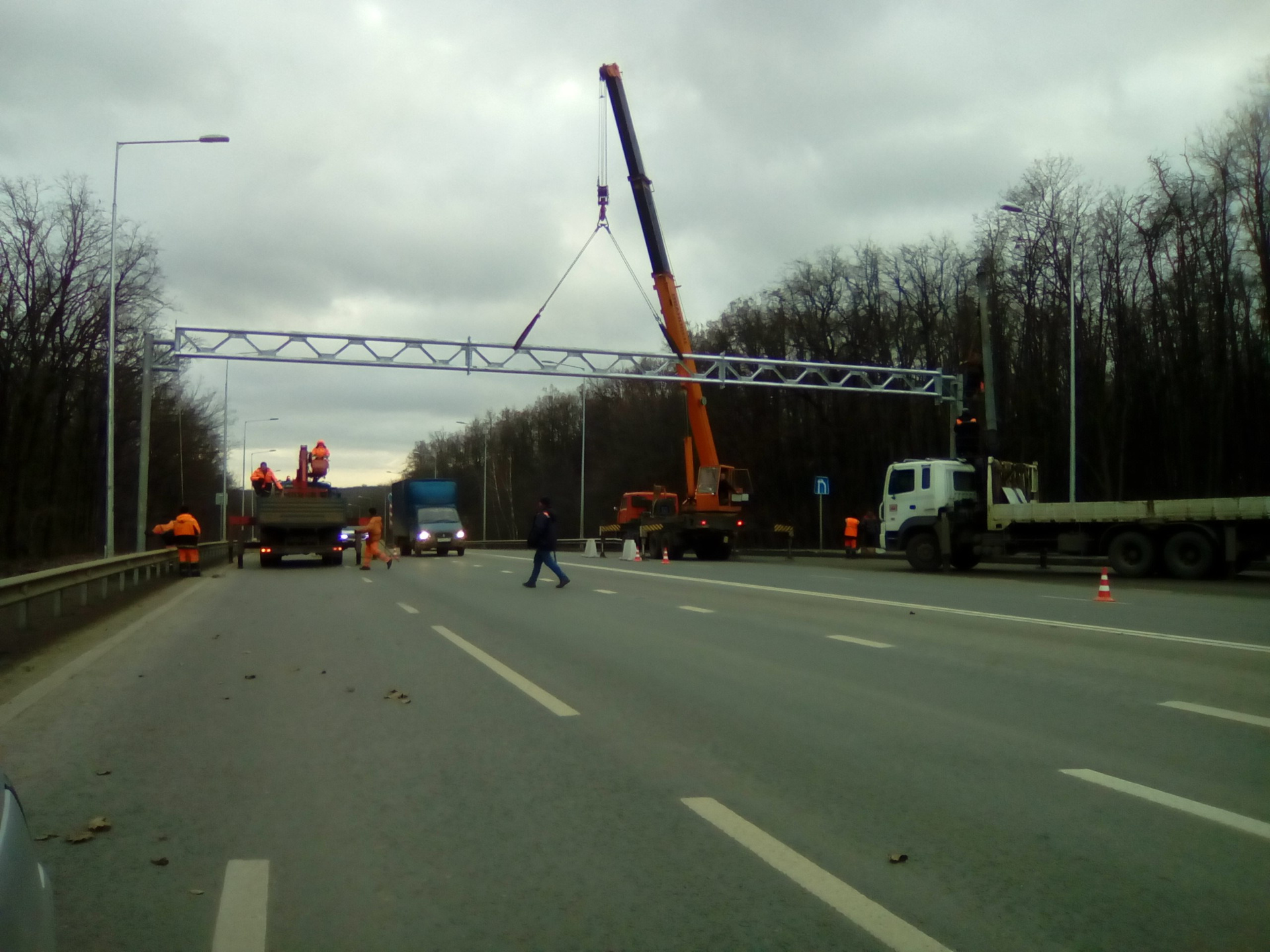Для проведения работ движение машин приостанавливали Для проведения работ движение машин приостанавливали