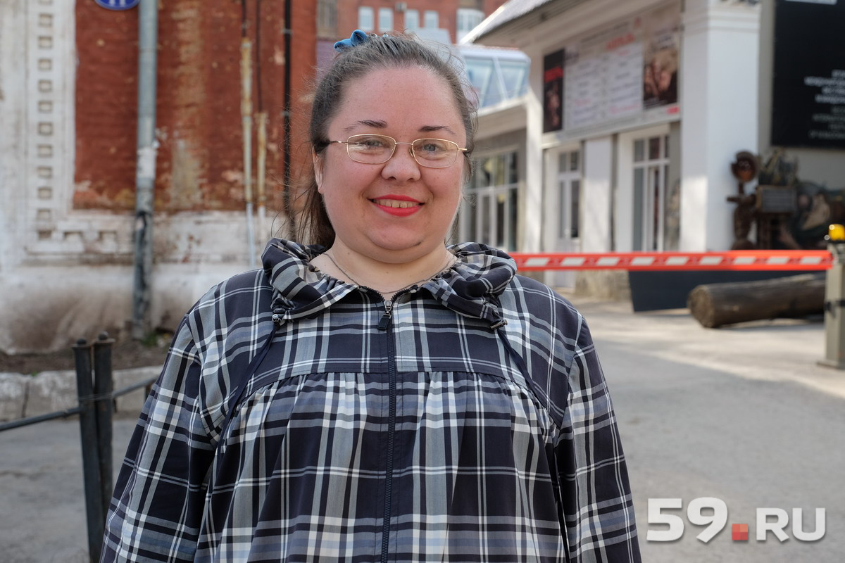 Постоянный зритель театра Оксана признается, что ей не всегда удобно идти пешком до такси