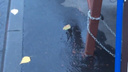 «Вода подается сразу под асфальт»: на Спортивной из-под земли забил ручей