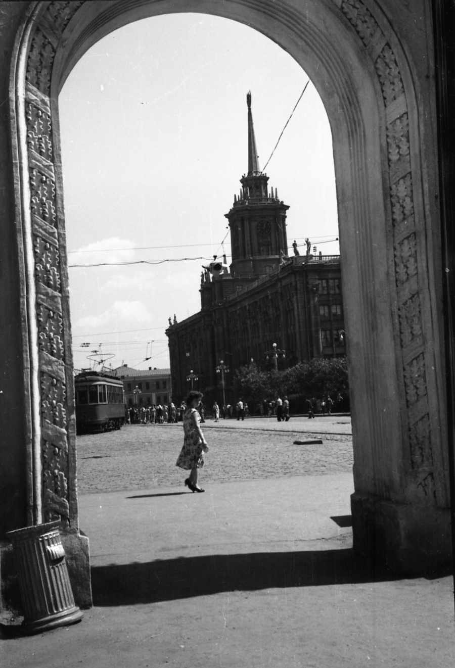 Добро пожаловать в центр Свердловска 1950-х годов! Вот такая арка украшала выход с аллеи на площадь 1905 года.